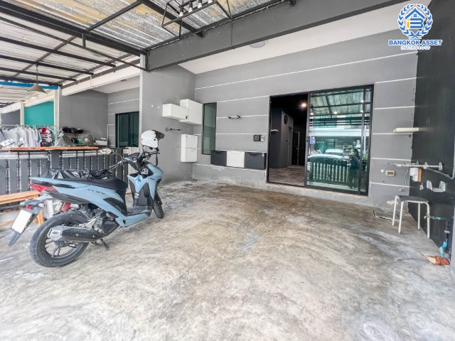 *****ทาวน์เฮ้าส์มือสองย่านนนทบุรี ม.โมดิวิลล่า ปิ่นเกล้า-วงแหวนฯ เนื้อที่มากถึงเกือบ 19 ตร.ว. ฟังก์ชัน 3 ห้องนอน 2 ห้องน้ำ 2 ที่จอดรถ บ้านสภาพใหม่ พร้อมเข้าอยู่ บนทำเลเยี่ยม เชื่อมต่อหลายเส้นทาง ถ.กาญจนาฯ, ถ.บรมราชชนนี ใกล้ทางด่วน "ศรีรัช"...